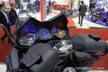Scooter Kymco AK 550 : instrumentation relookée