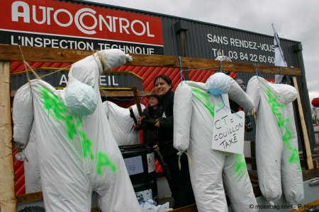 La coordinatrice Christelle Robert en action devant un centre de CT