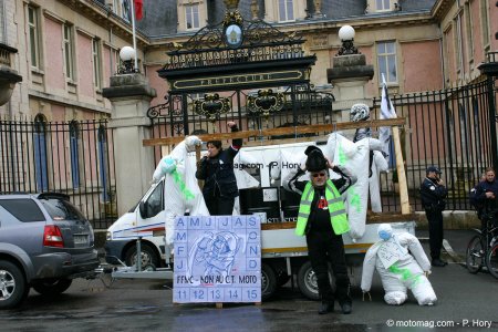 Les motards et les bénévoles sont remerciés pour leur participation à la manif