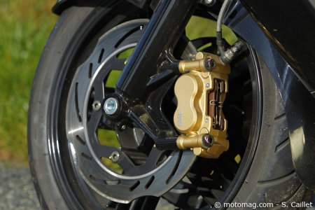 Essai Sym Maxsym 400i : freinage couplé