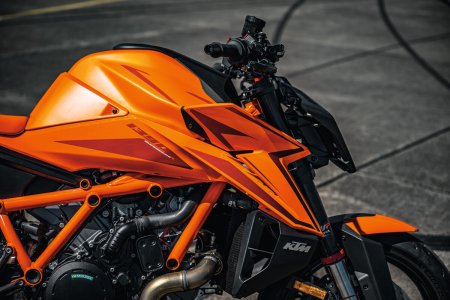 KTM 1390 Super Duke R 2024 flanc avant droit
