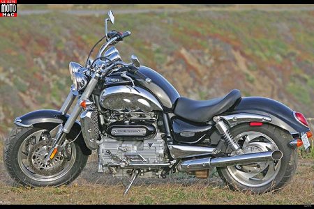 Triumph 2300 Rocket III : trois