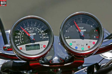 Triumph 2300 Rocket III : à bord