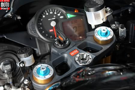 Aprilia 1000 RSV-R Factory : à  bord