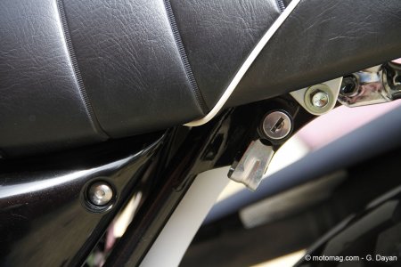 Suzuki VanVan 200 : accroche-casque