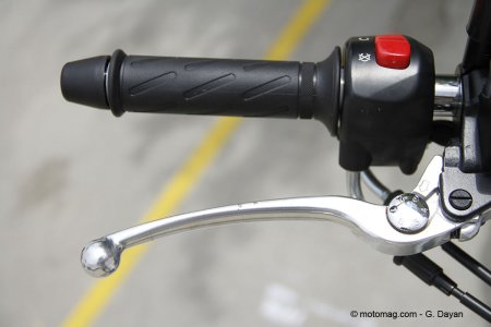 Suzuki VanVan 200 : levier de frein