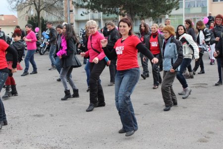 Toutes en moto à Alès : on danse