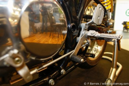 Enfield 2013 Continental GT : commandes reculées
