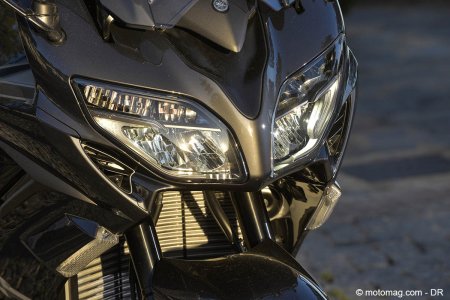 Yamaha FJR 1300 : phares adaptatifs