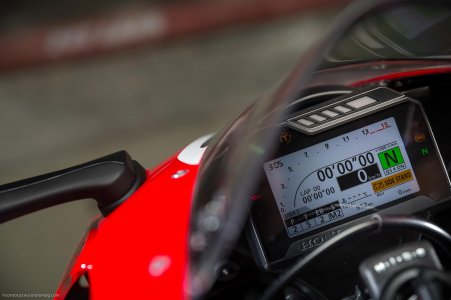 Honda CBR 1000 RR et CBR 1000 RR SP : écran TFT