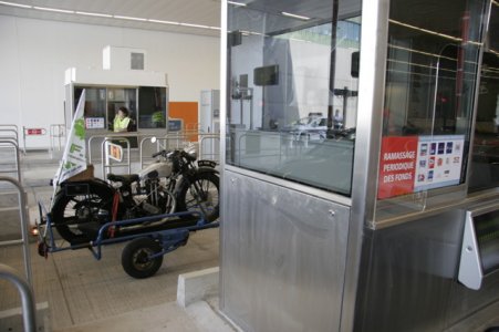 Tunnel A 86 : moto au péage… sans forcer