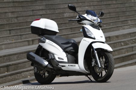 Kymco People 300 : pas de pare-brise mais un top case