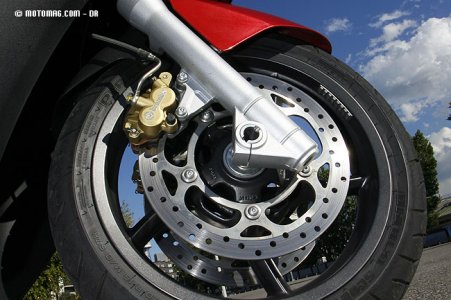 Gilera GP 800 : freinage