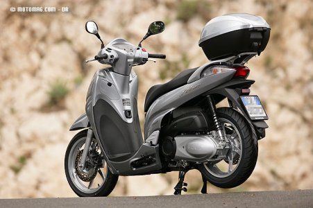 Essai Honda SH 300 i : le top-case en plus !