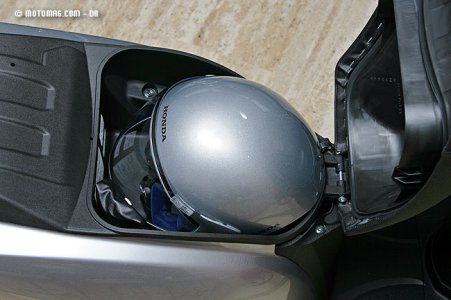 Essai Honda SH 300 i : coffre selle
