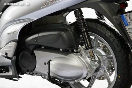 Essai Honda SH 300 i : suspensions