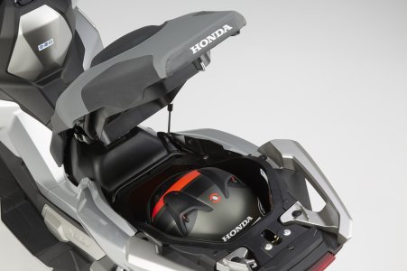 Honda X-ADV : coffre sous la selle