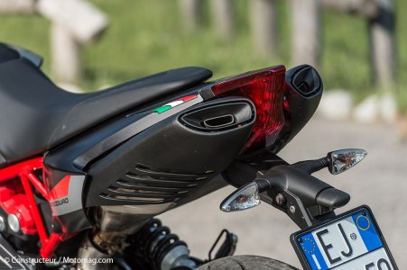 Aprilia Dorsoduro 900 : échappements en élipse