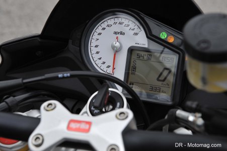 Aprilia Tuono V4 1100 RR : instrumentation analogique et digitale