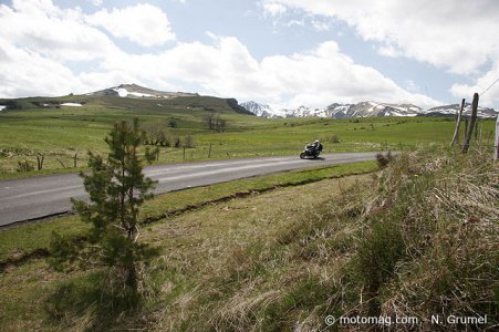 Balade en Auvergne à moto : neige en mai
