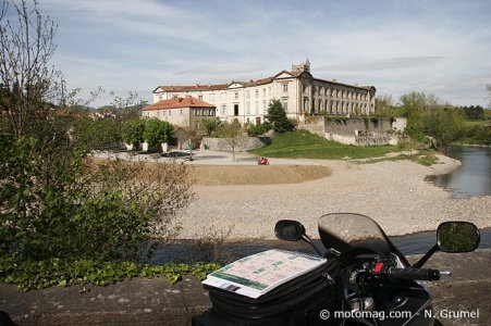 Auvergne à moto : Lavoûte Chilhac, site à découvrir