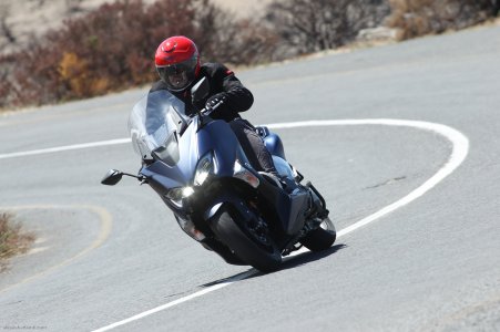 Yamaha TMax SX : à l’aise en courbe