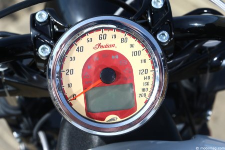 Indian Scout Sixty : compteur astucieux