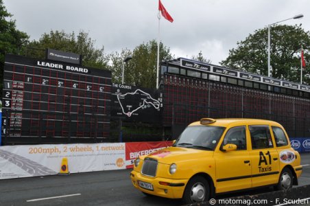 Tourist Trophy 2012 : panneautage à l’ancienne