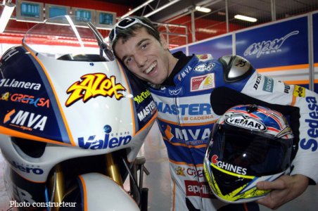 Alex de Angelis est le 3ème pilote officiel d’Aprilia en 2006. Il peut largement créer la surprise mais son manque de régularité risque d’être un handicap dans la course au titre