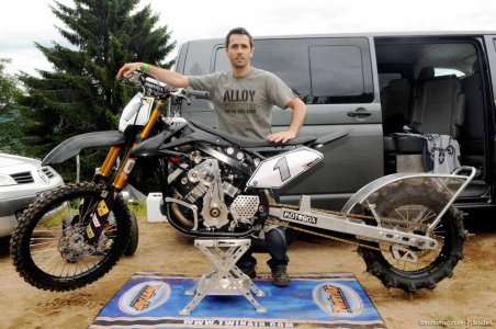 Montée impossible : Xavier et sa moto compressée