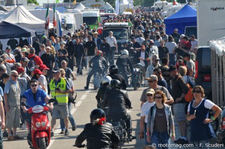 Coupes Moto Légende 2012 : village marchand