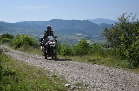 Moto Trail Tour de Provence, debout