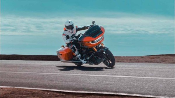 Harley-Davidson CVO Road Glide RR {JPEG}