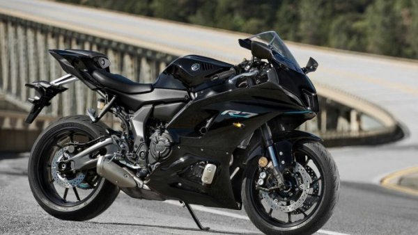 Yamaha R7 2021 noire {JPEG}