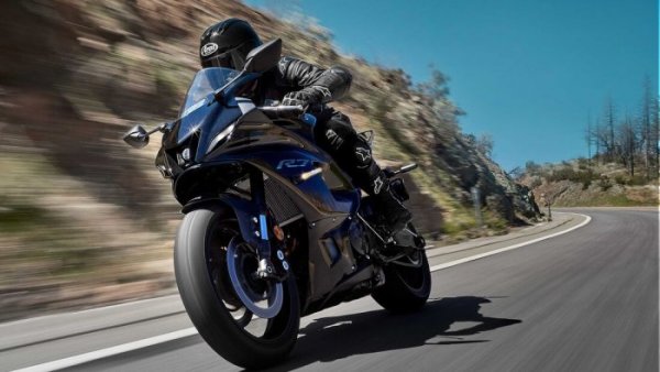 Yamaha R7 2021 noire route {JPEG}