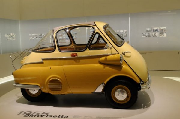BMW Isetta {JPEG}