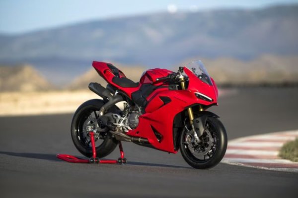 Ducati Panigale V2 2025 {JPEG}