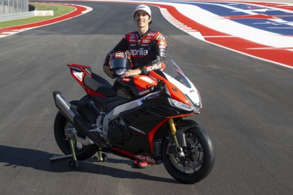 Une série spéciale SE-09 SBK pour les Aprilia RSV4 et Tuono V4 Factory 2024 {JPEG}