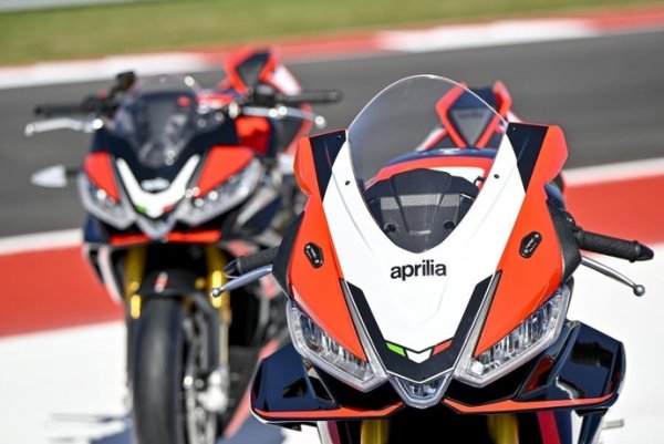 Une série spéciale SE-09 SBK pour les Aprilia RSV4 et Tuono V4 Factory 2024 {JPEG}