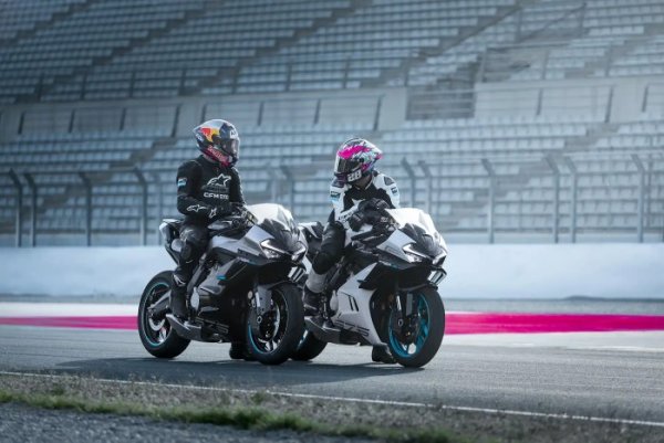 CFMoto 675 SR-R {JPEG}