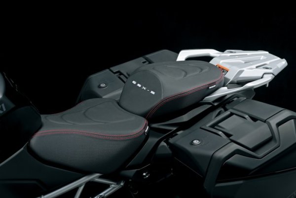 Suzuki GSX-S1000GX+ et GSX-S1000GT+ 2025 selle confort {JPEG}