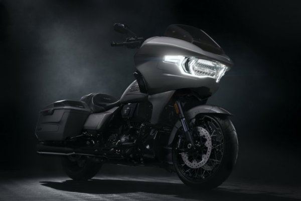 Harley-Davidson CVO Road Glide 2023 {JPEG}