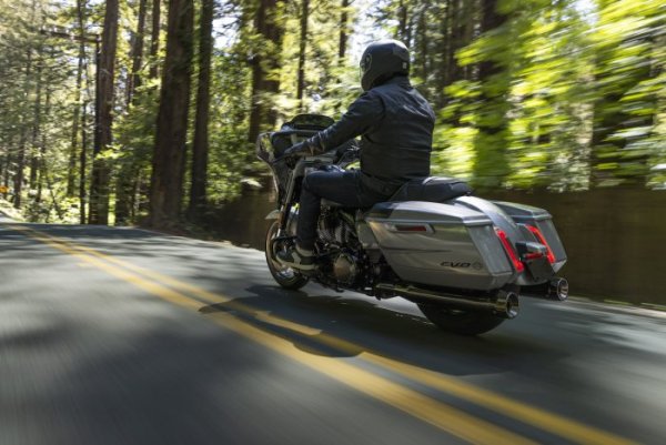 harley-davidson street glide road glide CVO 2023 {JPEG}