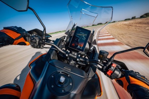 KTM 1390 Super Adventure S EVO 2025 écran compteur TFT {JPEG}