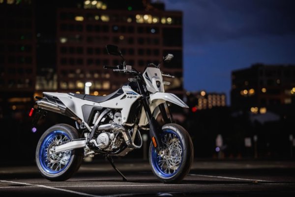 Suzuki DRZ-4S et DRZ-SM 2025 {JPEG}