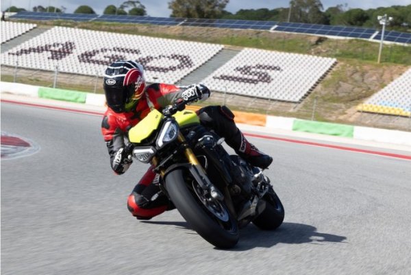 Triumph Speed Triple 1200 RX {JPEG}