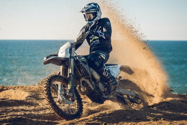 enduros Triumph TF-250-E et TF-450-E 2025 {JPEG}