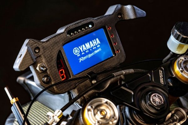 Yamaha R1 GYTR Pro 25th anniversary compteur {JPEG}