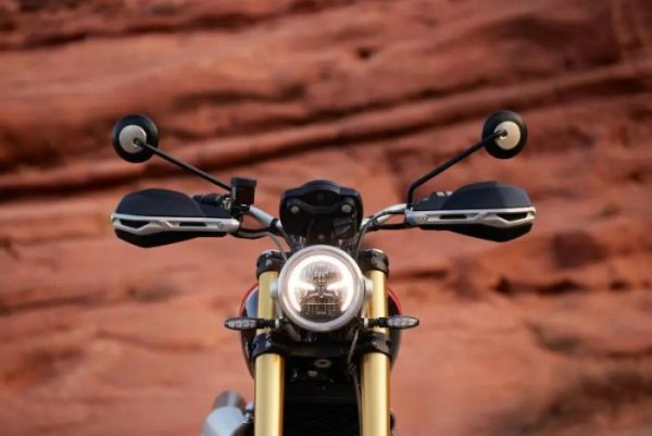 Triumph Scrambler 1200 XE 2024 phare {JPEG}