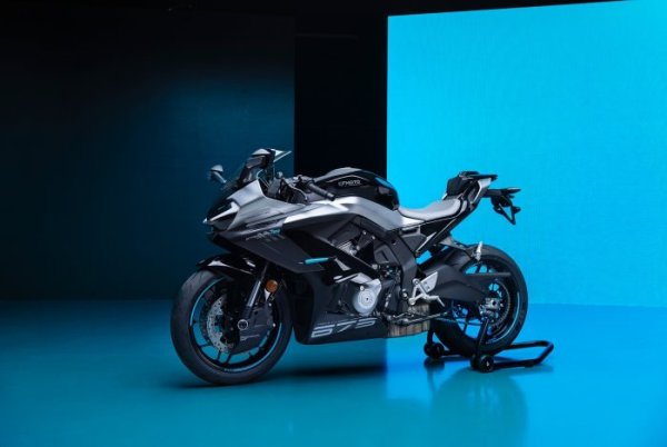 CFMoto 675 SR-R {JPEG}